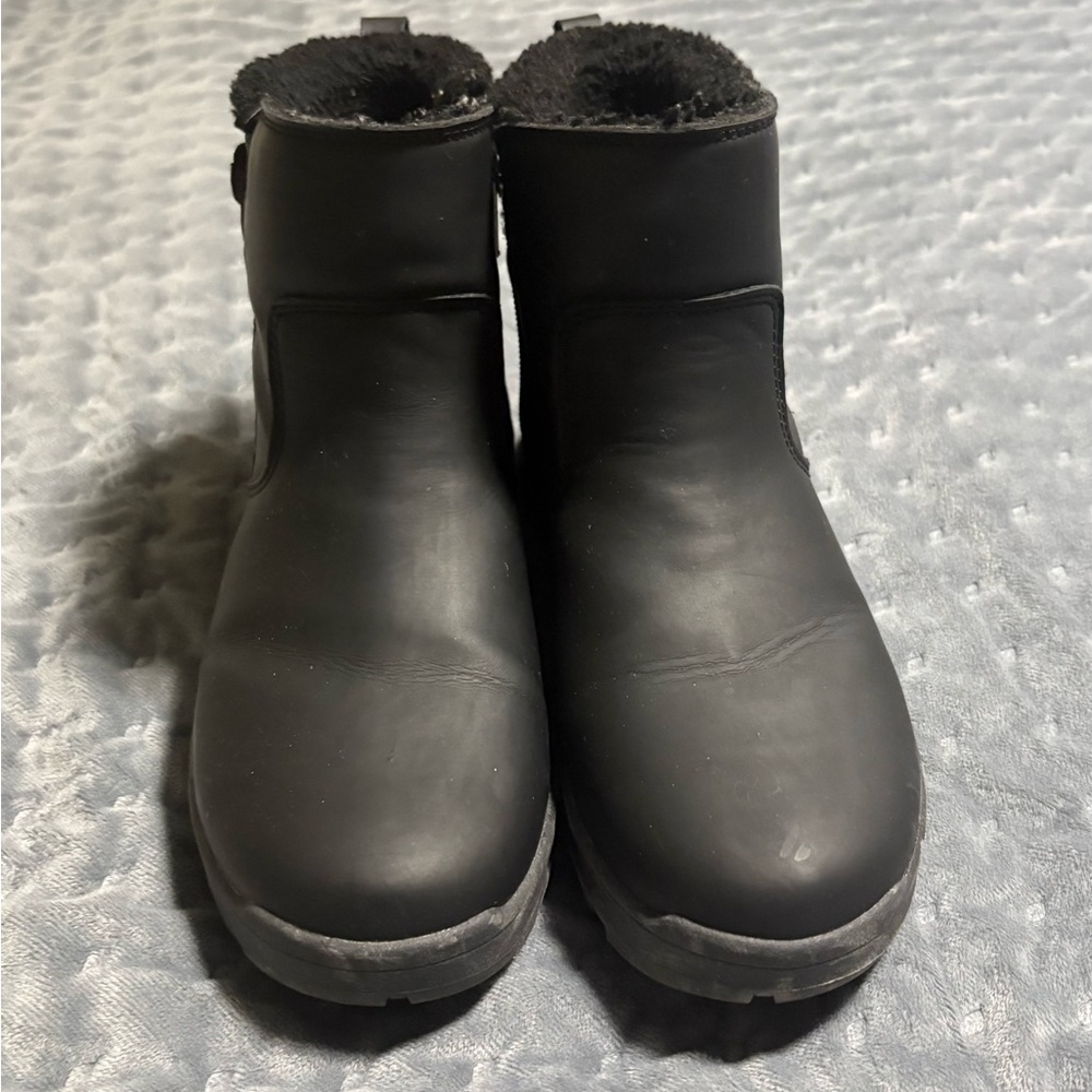 Eddie Bauer
Cozy Black Ankle Boots with Fur Lining
